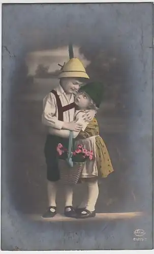 (31292) Foto AK Junge und Mädchen mit Blumenkorb, 1910er