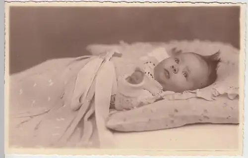 (29994) Foto AK Baby im Bett