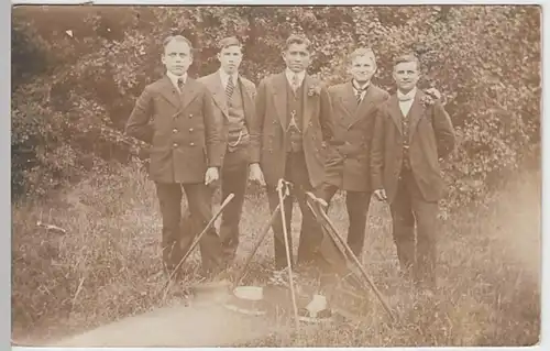 (29056) Foto AK Jungs mit Wanderstöcken im Freien 1916