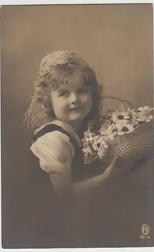 (29780) Foto AK kleines Mädchen mit Blumenkorb 1911