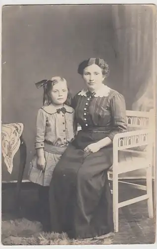 (29018) orig. Foto Frau und Mädchen, Atelierbild, Poststempel Kamen 1915