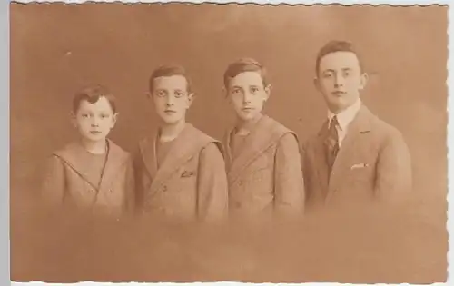 (29051) Foto AK Porträt 4 Jungs, Geschwister 1910/20er