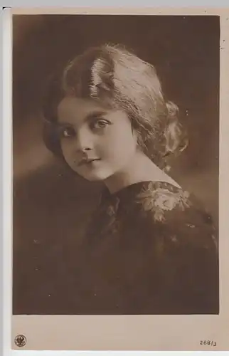 (27512) Foto AK Mädchen mit langem Haar und Rosenkleid 1921