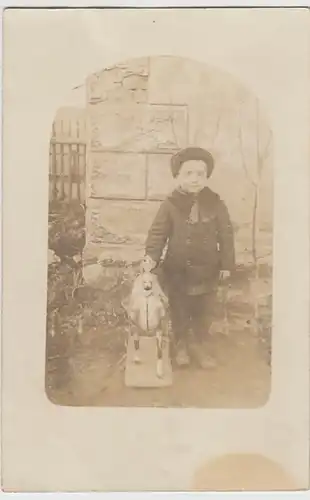 (28766) orig. Foto kleiner Junge mit Holzpferd, vor 1945