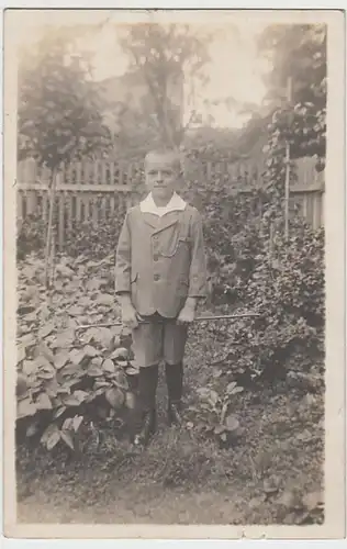 (27372) orig. Foto Junge mit Gehstock u. Uhr im Garten, Herbert, vor 1945