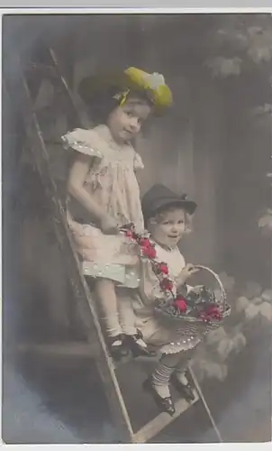 (26448) Foto AK Kinder mit Hüten auf Leiter, Blütenkorb 1906