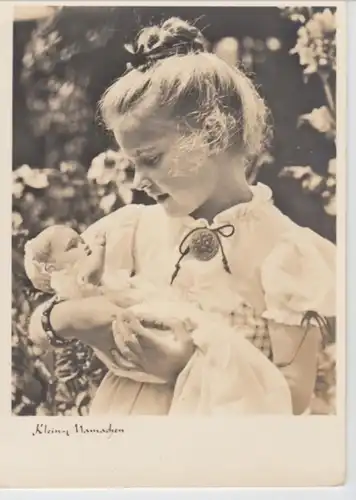 (2418) Foto AK Kinder, Klein-Mamachen, Mädchen mit Puppe vor 1945