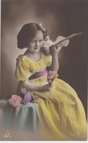 (23171) Foto AK Mädchen mit Täubchen und Rosen, um 1906