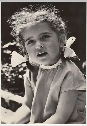 (22706) Foto AK Mädchen mit Schleifen, nach 1945