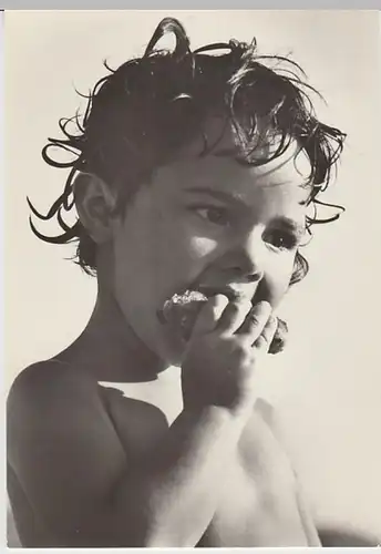 (22709) Foto AK Kind mit Backwerk, nach 1945