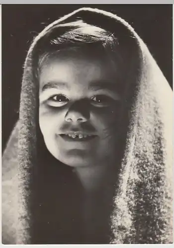 (22694) Foto AK Mädchen mit Decke, nach 1945