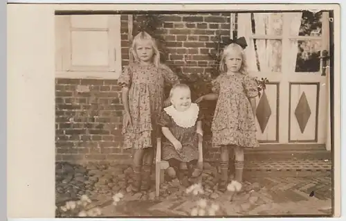 (21990) Foto AK Mädchen mit Schleifen u. Kleinkind vor Haus, vor 1945