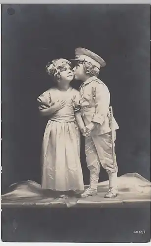 (21919) Foto AK Junge in Uniform küsst Mädchen, Feldpost 1916