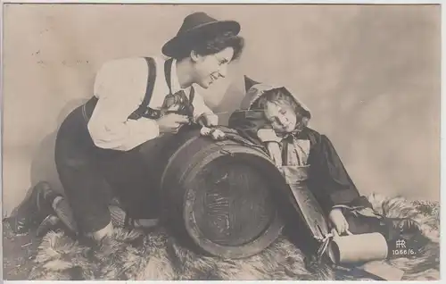(114798) Foto AK Kind betrunken am Bierfass 1907