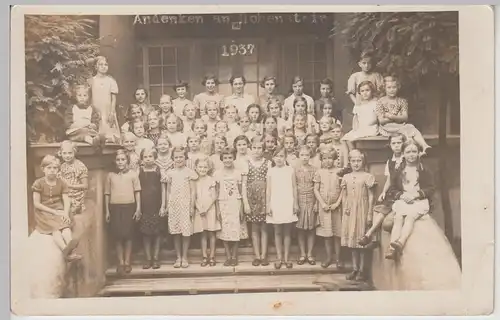 (111476) Foto AK Mädchen, Gruppenbild vor Gebäude, Hohenstein 1937