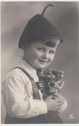 (107152) Foto AK Kleiner Junge in Lederhose mit Blumen und Käppchen 1932