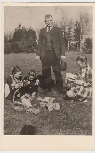 (10424) Foto AK Mann mit Mädchwen, Ostergeschenke 1930-50er