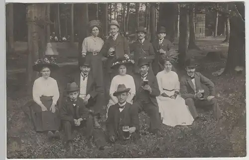 (80702) Foto AK festlich gekleidete Personen mit Glas Bier im Wald, Kassel 1911