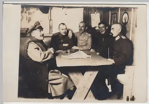 (50005) Foto AK 1. WK Soldaten in Mannschaftsstube (Ostlager), 1914-18