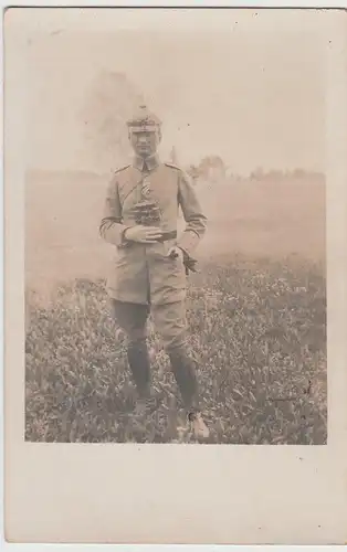 (87288) Foto AK 1.WK Soldat mit Feldstecher im Freien
