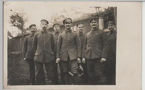 (80336) Foto AK 1.WK Soldaten, Gruppenfoto vor Baracke, 1914-18