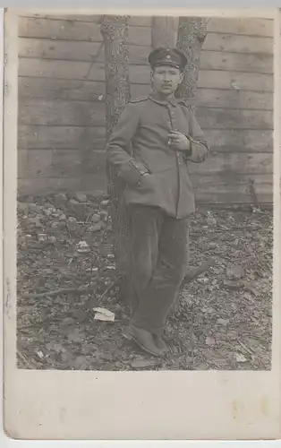 (68980) Foto AK Porträt Soldat 1.WK mit Zigarre vor Baracke, 1914-18