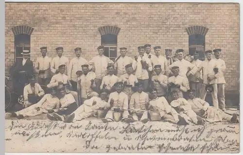 (51192) Foto AK Soldaten mit Kochutensilien, Feldküche, 1906