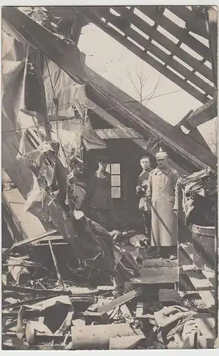 (37157) Foto AK 1.WK Soldaten auf einem zerstörten Dachgeschoß, 1917