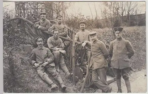 (36762) Foto AK 1.WK Soldaten am Treppengeländer, 1914-18