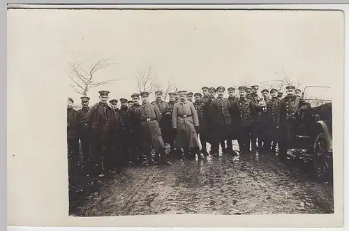 (36761) Foto AK 1.WK Soldaten auf nasser Straße, 1914-18