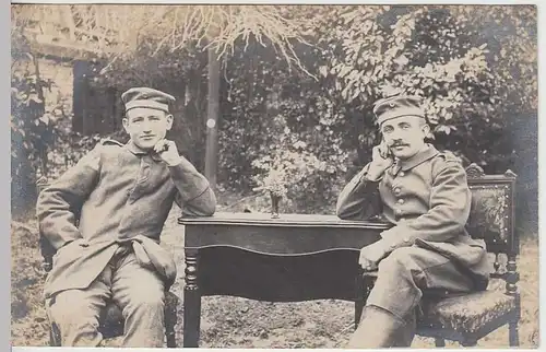 (36760) Foto AK 1.WK Soldaten im Freien an einem Tisch, 1914-18
