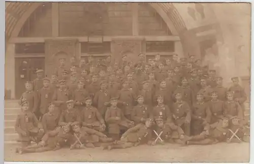 (36529) Foto AK 1.WK Soldatengruppe vor Bahnhofsgebäude, Frankreich 1917