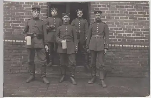(36511) Foto AK 1.WK Soldaten mit Bierhumpen, Feldpost Bayreuth 1915