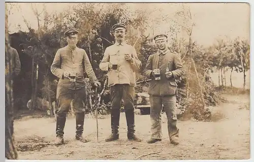 (35768) Foto AK 1.WK Soldaten mit Bierglas vor Unterstand, 1914-18