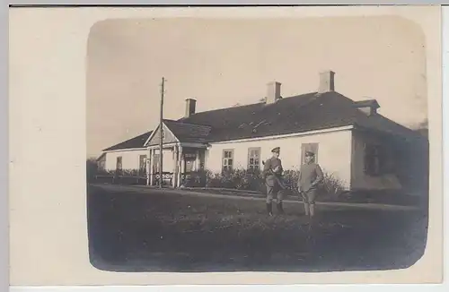 (35752) Foto AK 1.WK Soldaten mit Flinte am Gebäude, 1914-18
