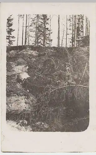 (35713) Foto AK 1.WK, Soldat am Wald, 1914-18