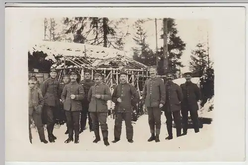 (34059) Foto AK Soldaten 1.WK vor Behelfsgebäude, Feldlager, 1914-18