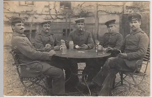 (21989) Foto AK Militaria, Soldaten, Karten spielend a. Gartentisch 1914-18