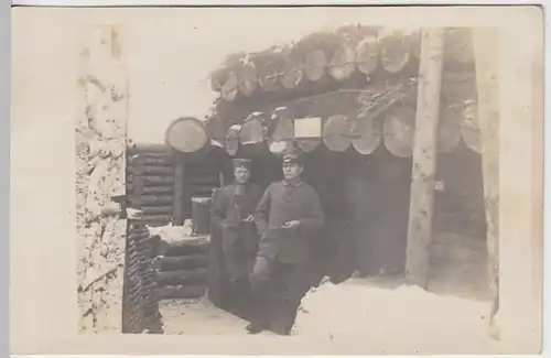 (19806) Foto AK Militaria, Zwei Soldaten vor Unterstand, Winter 1914-18