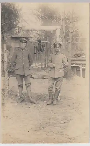 (19804) Foto AK Militaria, Zwei Soldaten vor Unterstand 1914-18