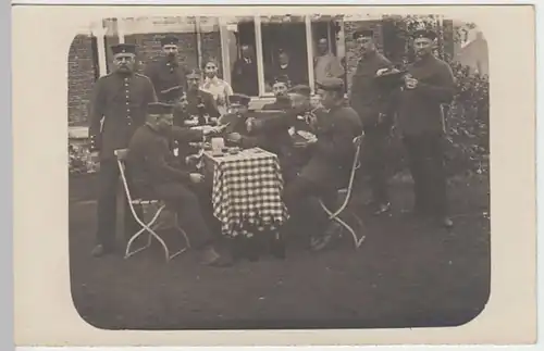 (18702) Foto AK Soldaten I. WK bei Wein u. Kartenspiel, bis 1918