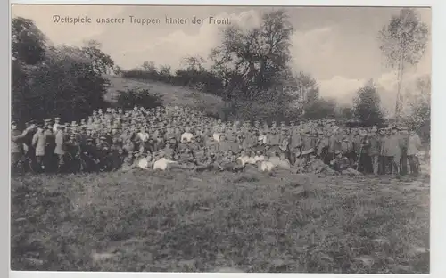 (112513) AK 1. WK, Soldaten, Wettspiele hinter der Front, Gruppenbild 1914-18