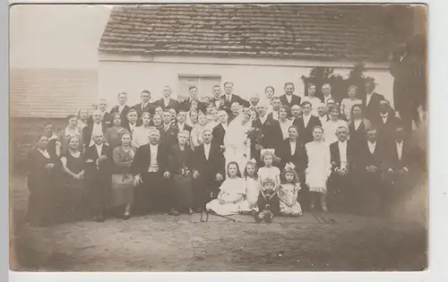 (73874) orig. Foto Hochzeitspaar u. Gäste vor Haus, vor 1945