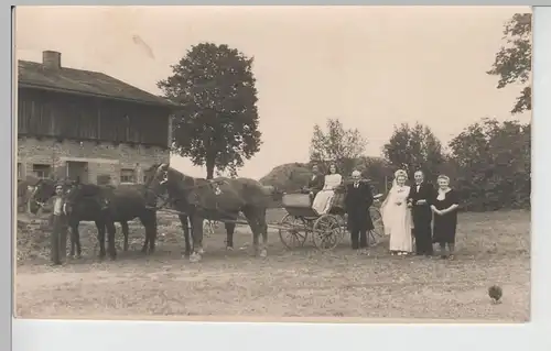 (73857) orig. Foto Hochzeitspaar an Pferdekutsche, Bauernhof, vor 1945