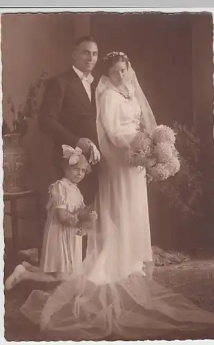 (28380) Foto AK Hochzeitspaar m. Mädchen 1937