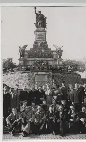 (77218) Foto AK Rüdesheim am Rhein, Niederwald Denkmal, Gruppenbild