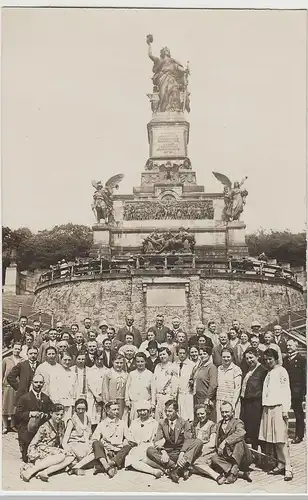 (72860) Foto AK Rüdesheim am Rhein, Niederwalddenkmal, Gruppenbild