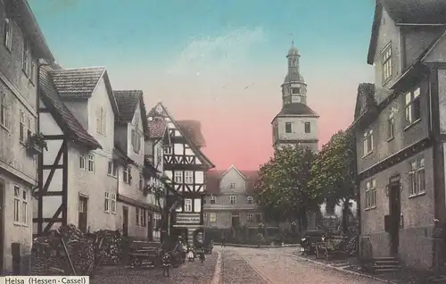 (107822) AK Helsa, Straßenpartie, Leiterwagen, Holzhaufen, Ev. Stadtkirche 1916