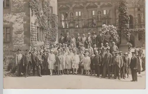 (72041) Foto AK Heidelberg, Gruppenbild im Schlosshof, um 1929