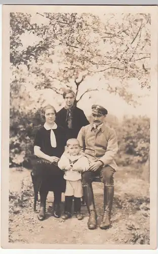(84043) orig. Foto Familienfoto unterm Baum, vor 1945
